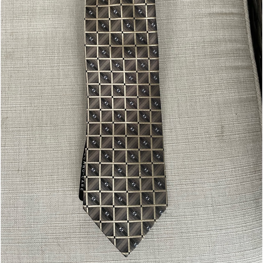 Courage, Brown & Gold, Necktie